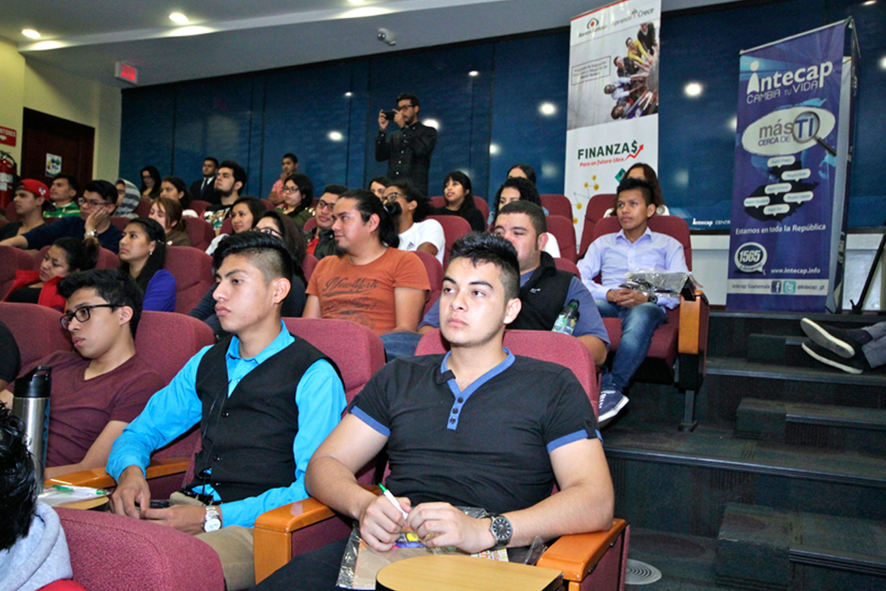 Jóvenes estudiantes tomando taller
