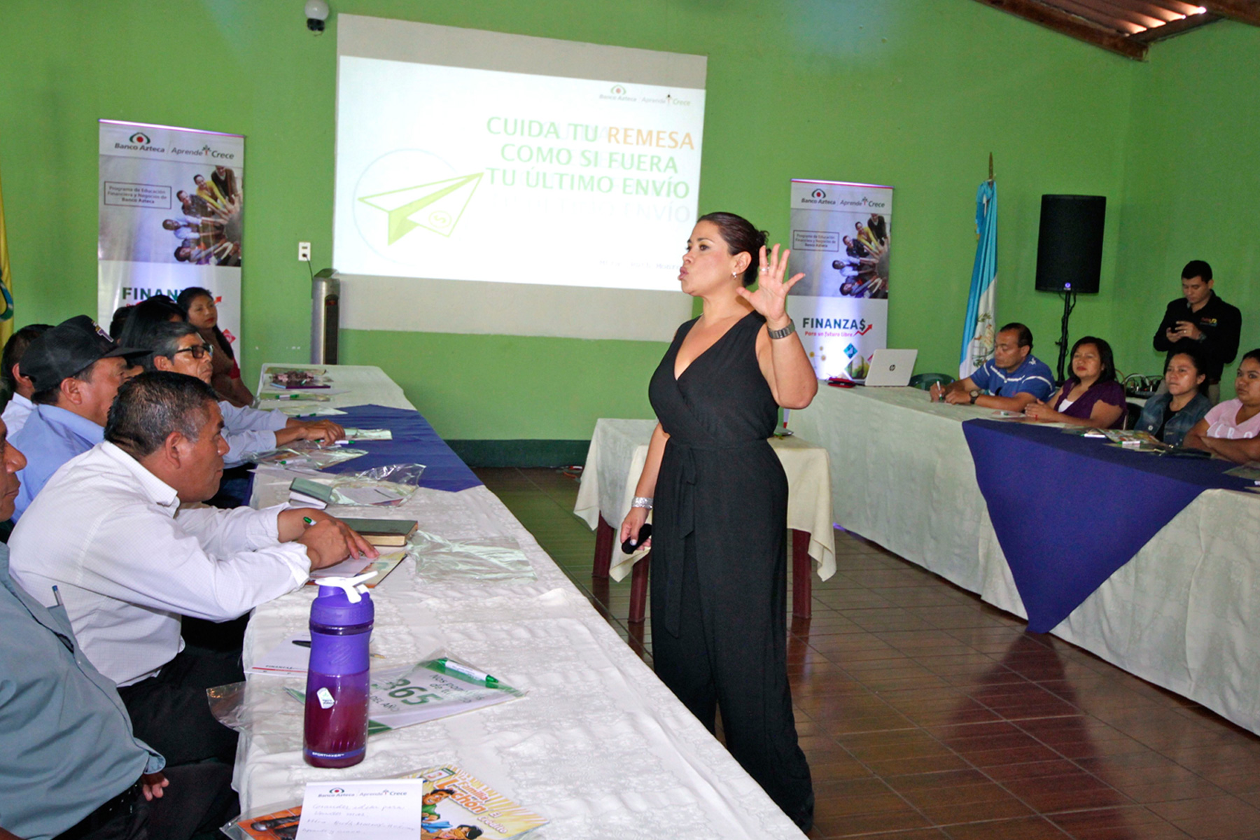 Coach de finanzas dando taller