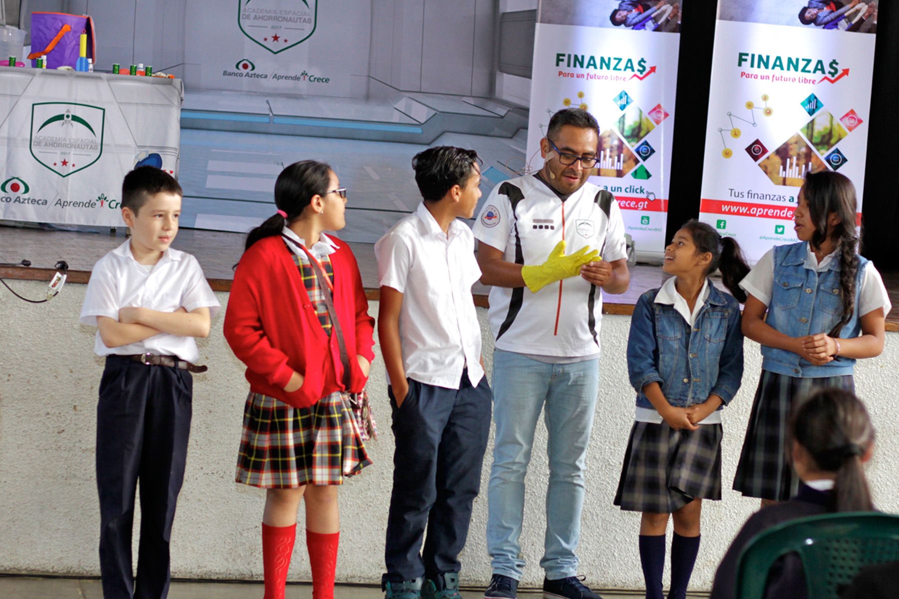Alumnos aprendiendo y divirtiéndose