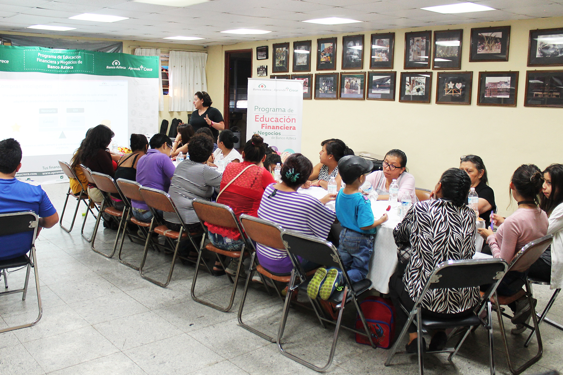 Personas tomando taller