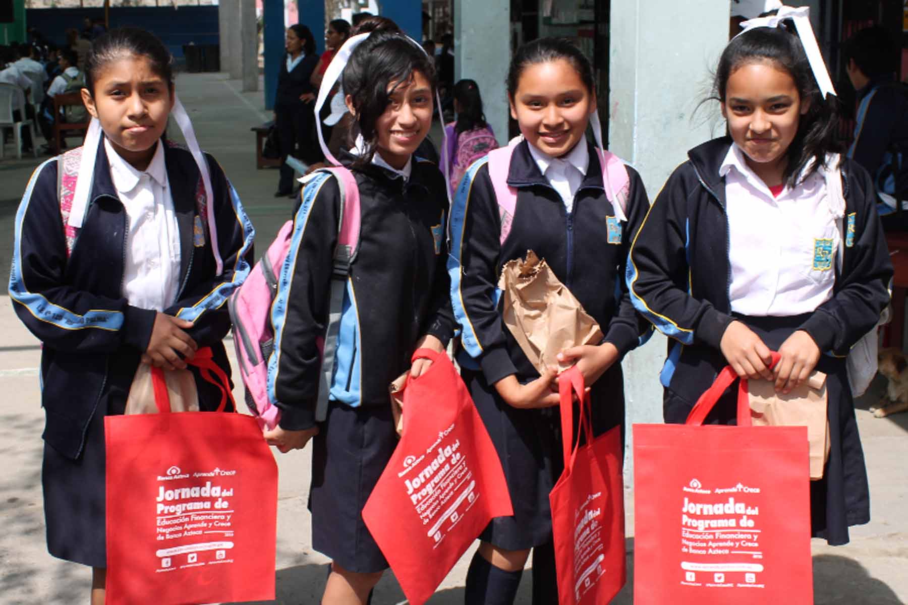 Niñas con kit de bienvenida