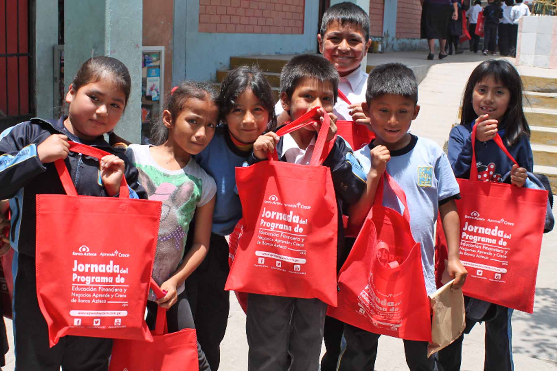 Niños con sus kits de regalo